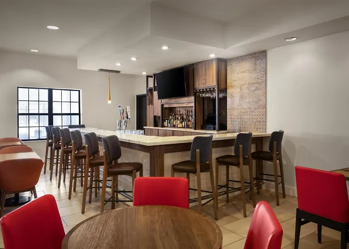 Hilton Garden Airport 3*