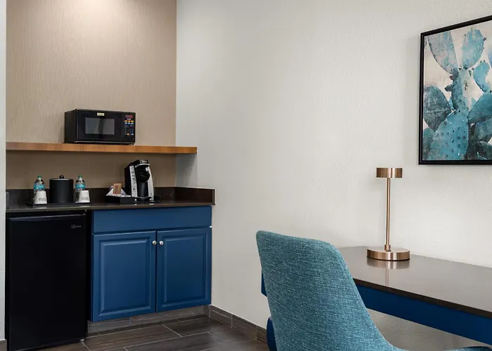 Hilton Garden Airport 3*