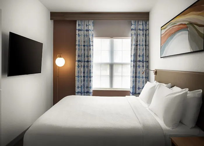 Hilton Garden Airport 3*