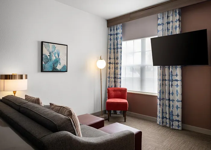 Hilton Garden Airport 3*